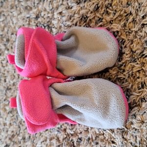 Luvable Friends 6-12 Month Fleece Velcro Booties